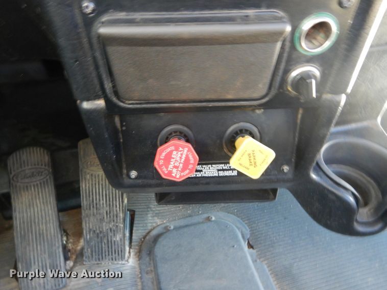 image for item DH0555 2005 Peterbilt 379  semi truck