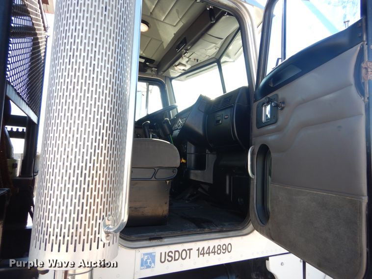 image for item DH0555 2005 Peterbilt 379  semi truck