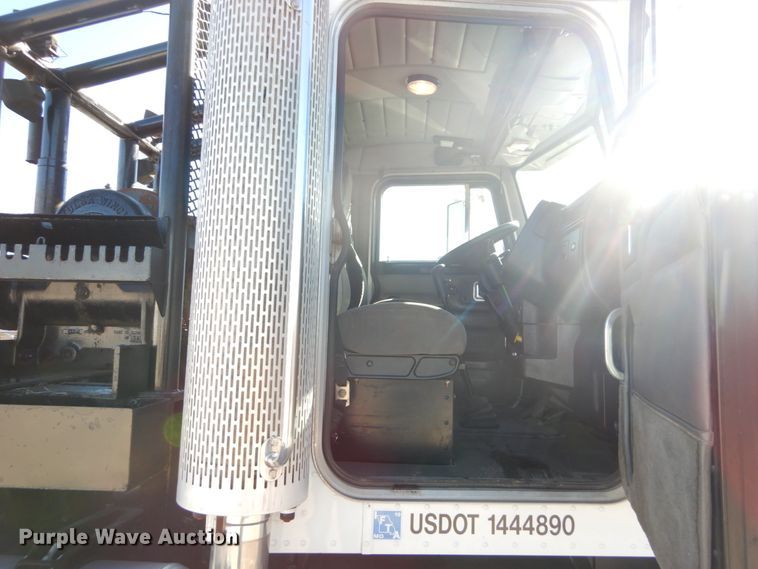 image for item DH0555 2005 Peterbilt 379  semi truck