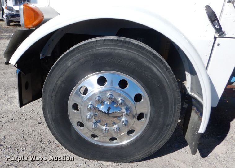 image for item DH0555 2005 Peterbilt 379  semi truck
