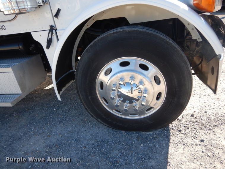 image for item DH0555 2005 Peterbilt 379  semi truck