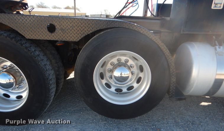 image for item DH0555 2005 Peterbilt 379  semi truck