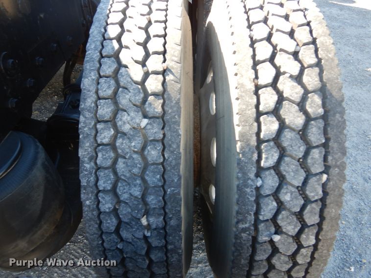 image for item DH0555 2005 Peterbilt 379  semi truck