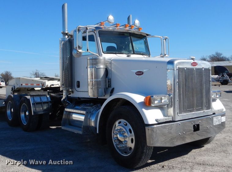 image for item DH0556 2005 Peterbilt 378  semi truck