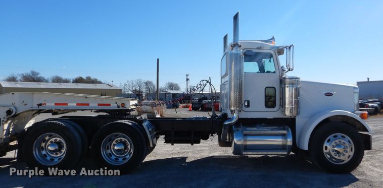 image for item DH0556 2005 Peterbilt 378  semi truck