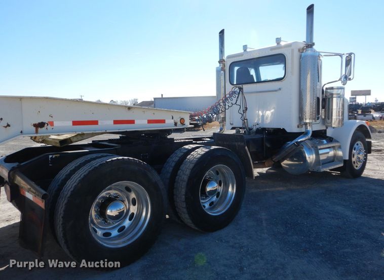 image for item DH0556 2005 Peterbilt 378  semi truck
