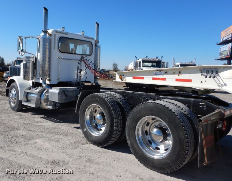 image for item DH0556 2005 Peterbilt 378  semi truck