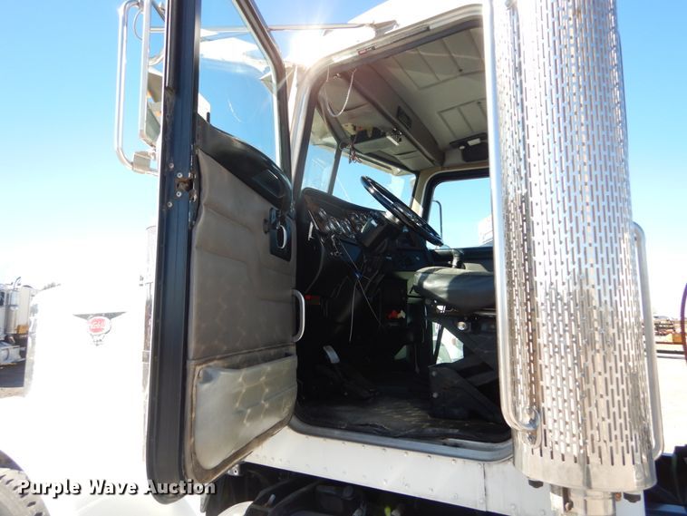 image for item DH0556 2005 Peterbilt 378  semi truck