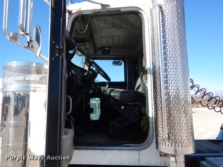 image for item DH0556 2005 Peterbilt 378  semi truck