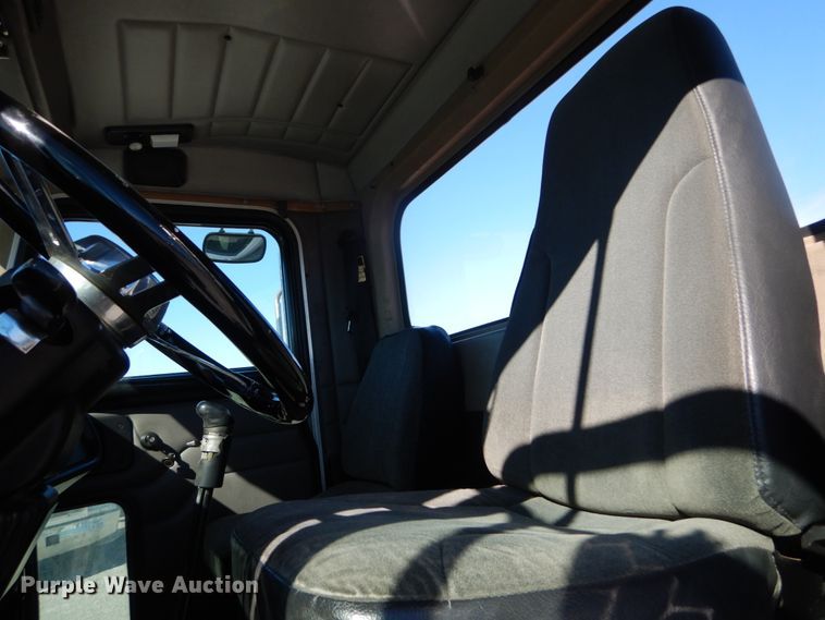 image for item DH0556 2005 Peterbilt 378  semi truck