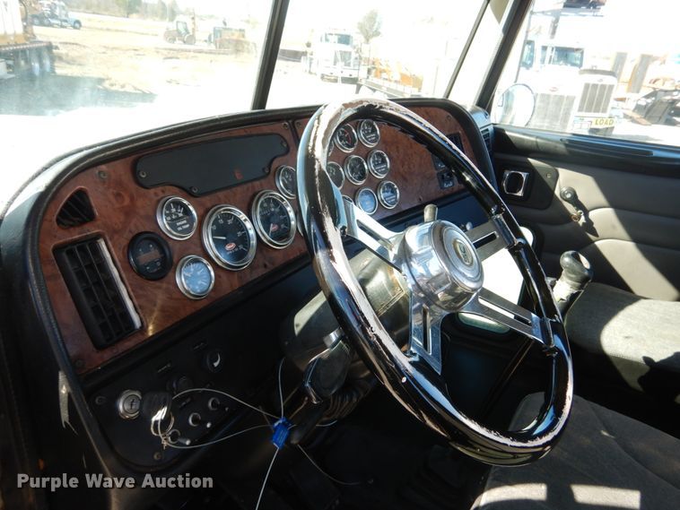image for item DH0556 2005 Peterbilt 378  semi truck