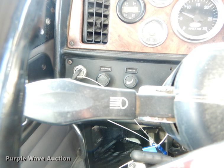 image for item DH0556 2005 Peterbilt 378  semi truck