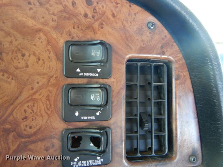 image for item DH0556 2005 Peterbilt 378  semi truck