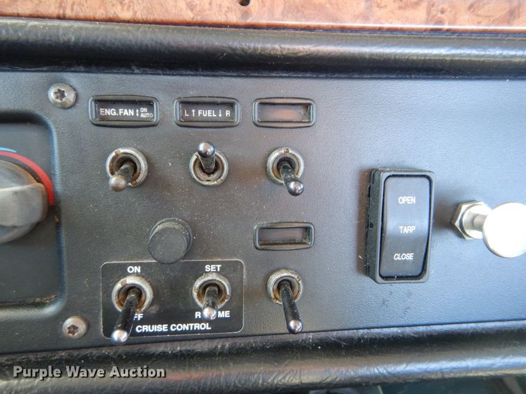 image for item DH0556 2005 Peterbilt 378  semi truck