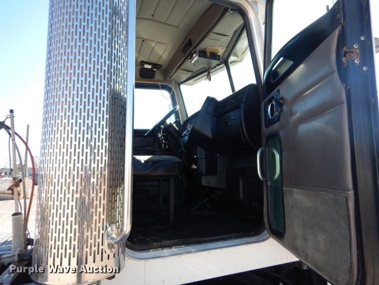 image for item DH0556 2005 Peterbilt 378  semi truck