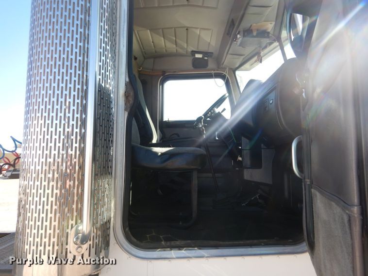 image for item DH0556 2005 Peterbilt 378  semi truck