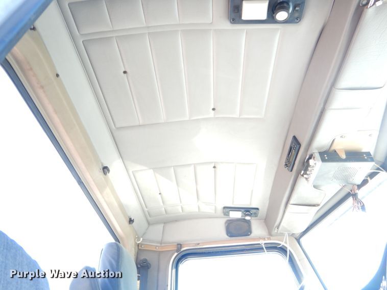 image for item DH0556 2005 Peterbilt 378  semi truck