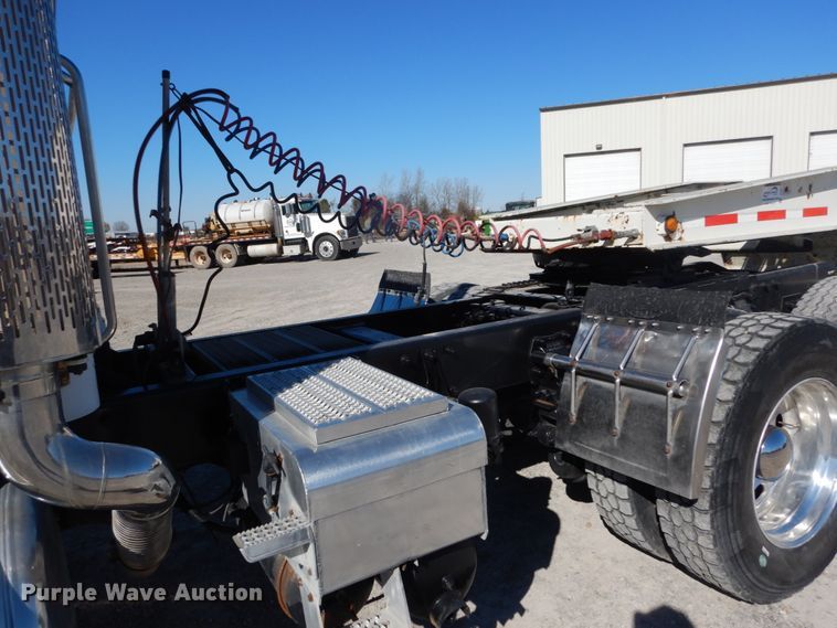 image for item DH0556 2005 Peterbilt 378  semi truck