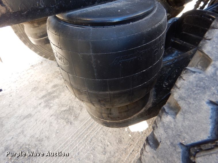 image for item DH0556 2005 Peterbilt 378  semi truck