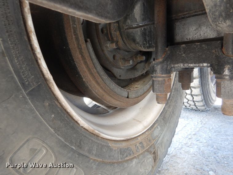 image for item DH0556 2005 Peterbilt 378  semi truck