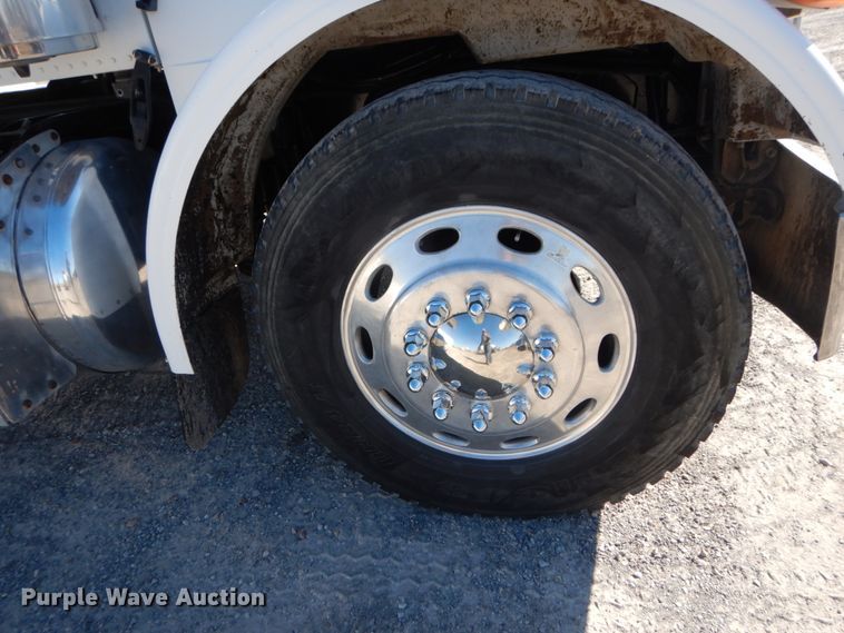 image for item DH0556 2005 Peterbilt 378  semi truck
