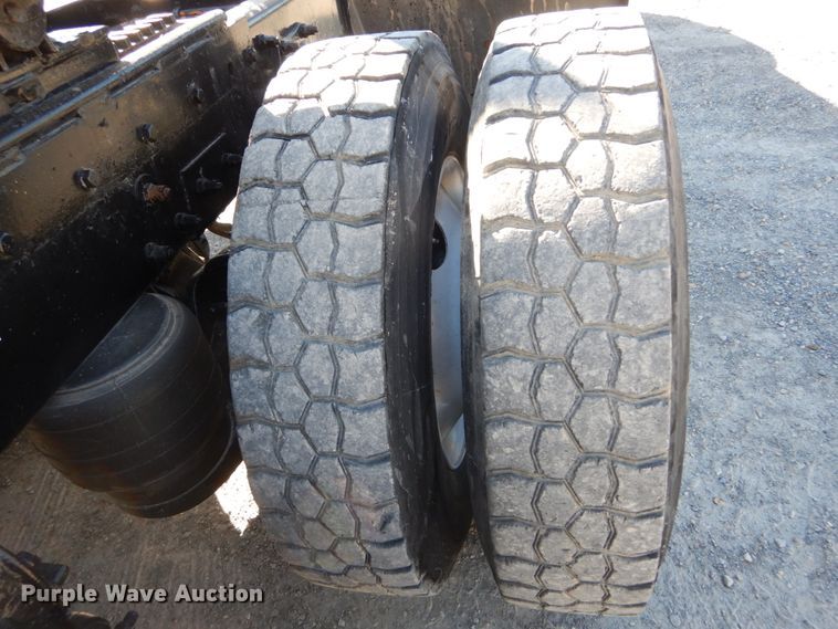 image for item DH0556 2005 Peterbilt 378  semi truck