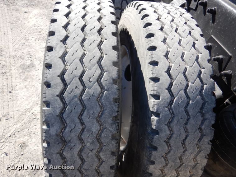 image for item DH0556 2005 Peterbilt 378  semi truck