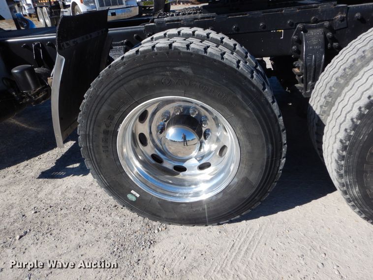 image for item DH0556 2005 Peterbilt 378  semi truck