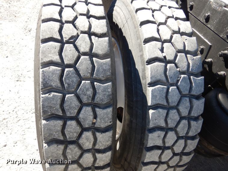 image for item DH0556 2005 Peterbilt 378  semi truck