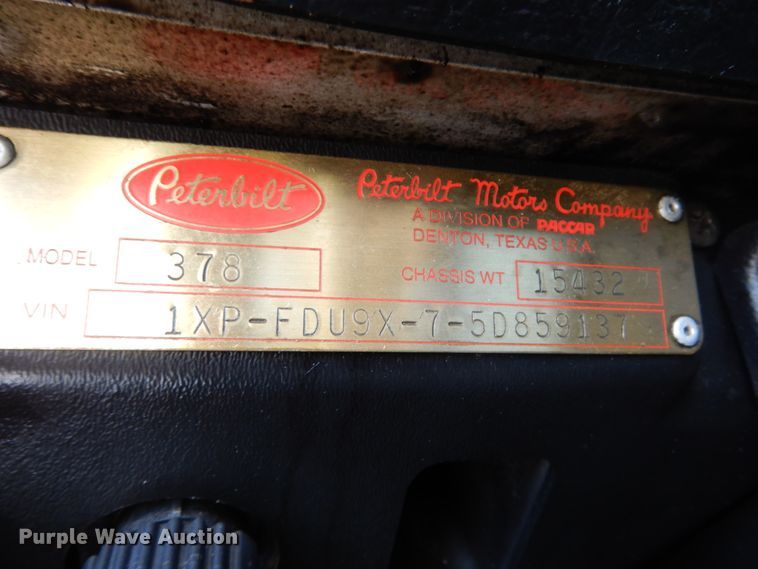 image for item DH0556 2005 Peterbilt 378  semi truck