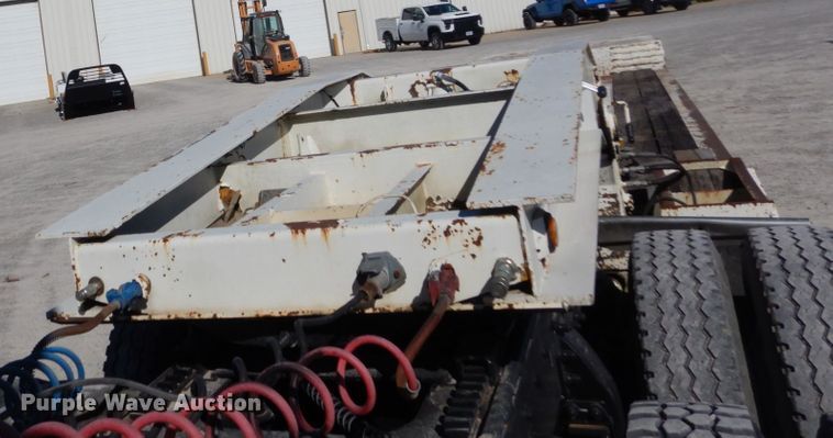 image for item DH0557 1994 Eager Beaver 50GSL lowboy equipment trailer