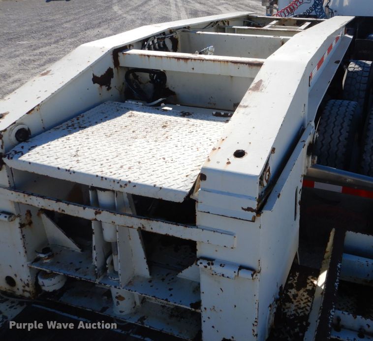 image for item DH0557 1994 Eager Beaver 50GSL lowboy equipment trailer