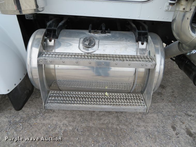 image for item DH0581 2005 Peterbilt 378  flatbed truck with Vermeer fluid mixing system