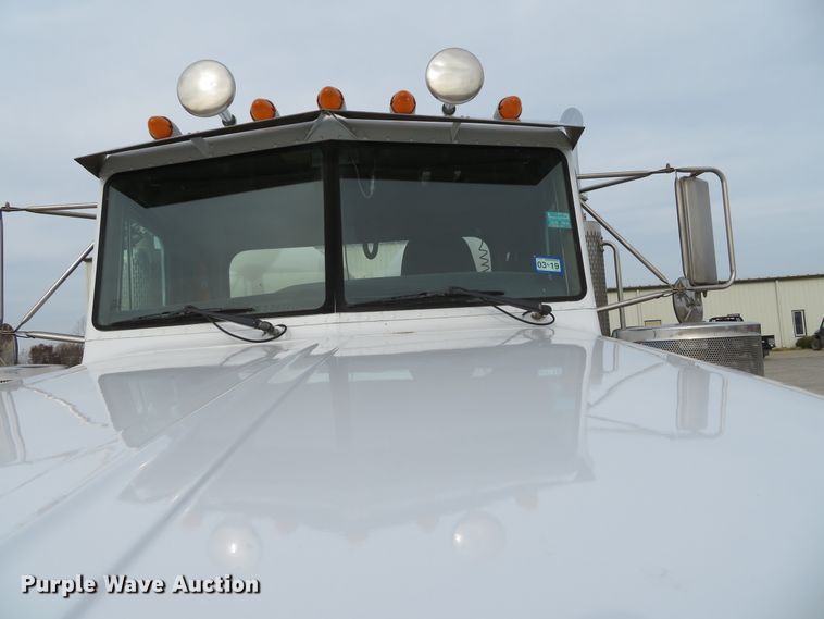 image for item DH0581 2005 Peterbilt 378  flatbed truck with Vermeer fluid mixing system