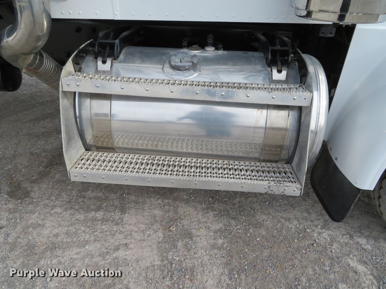 image for item DH0581 2005 Peterbilt 378  flatbed truck with Vermeer fluid mixing system