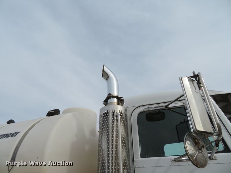 image for item DH0581 2005 Peterbilt 378  flatbed truck with Vermeer fluid mixing system