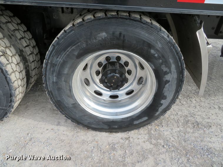 image for item DH0581 2005 Peterbilt 378  flatbed truck with Vermeer fluid mixing system