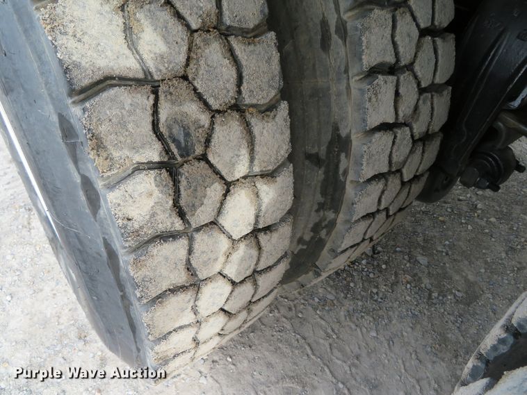 image for item DH0581 2005 Peterbilt 378  flatbed truck with Vermeer fluid mixing system