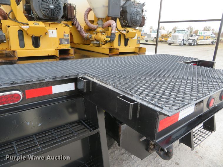 image for item DH0581 2005 Peterbilt 378  flatbed truck with Vermeer fluid mixing system