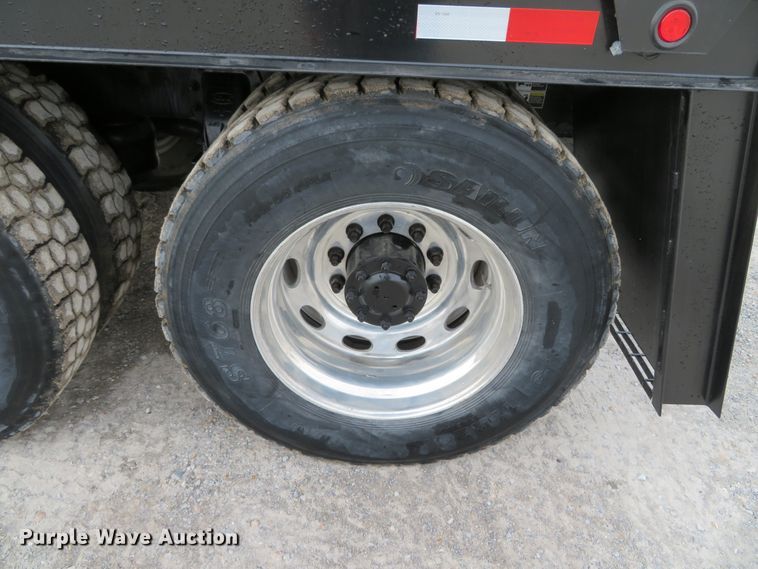 image for item DH0581 2005 Peterbilt 378  flatbed truck with Vermeer fluid mixing system