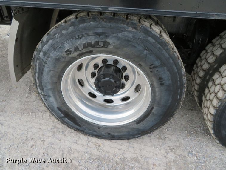 image for item DH0581 2005 Peterbilt 378  flatbed truck with Vermeer fluid mixing system