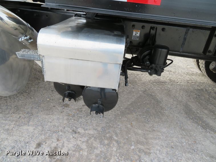 image for item DH0581 2005 Peterbilt 378  flatbed truck with Vermeer fluid mixing system