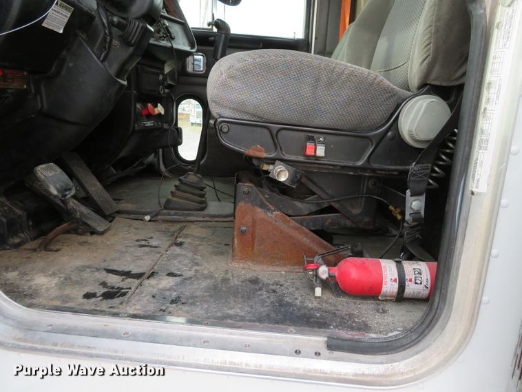 image for item DH0581 2005 Peterbilt 378  flatbed truck with Vermeer fluid mixing system