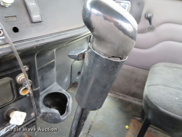 image for item DH0581 2005 Peterbilt 378  flatbed truck with Vermeer fluid mixing system