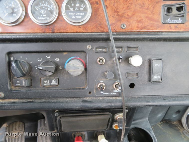 image for item DH0581 2005 Peterbilt 378  flatbed truck with Vermeer fluid mixing system