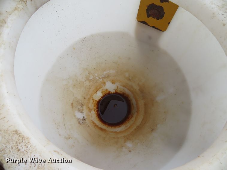 image for item DH0581 2005 Peterbilt 378  flatbed truck with Vermeer fluid mixing system