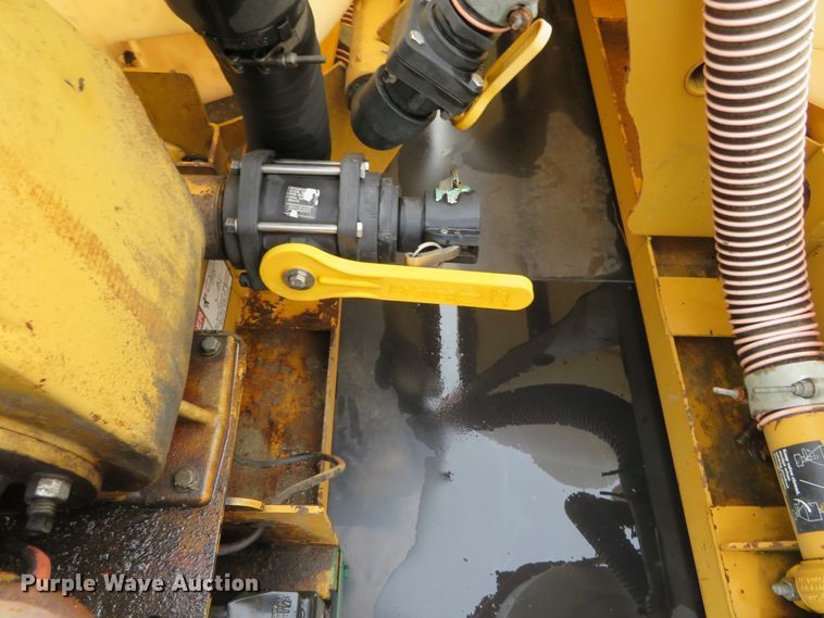 image for item DH0581 2005 Peterbilt 378  flatbed truck with Vermeer fluid mixing system