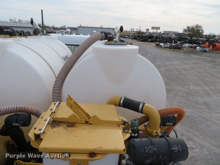 image for item DH0581 2005 Peterbilt 378  flatbed truck with Vermeer fluid mixing system