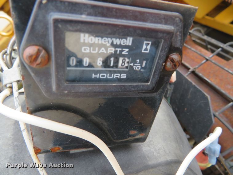 image for item DH0581 2005 Peterbilt 378  flatbed truck with Vermeer fluid mixing system