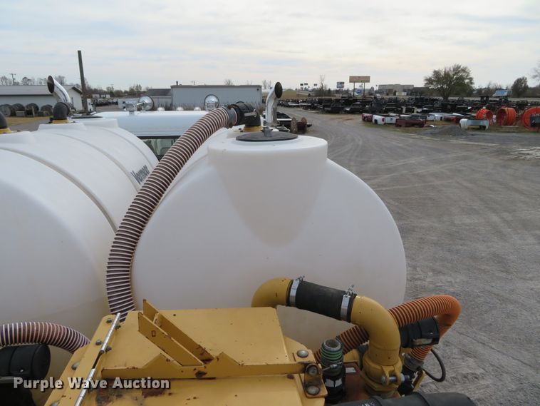 image for item DH0581 2005 Peterbilt 378  flatbed truck with Vermeer fluid mixing system